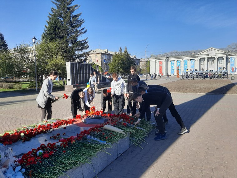 Цветы к Вечному огню.