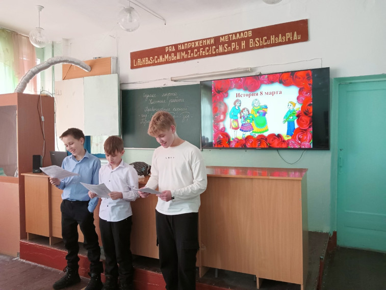 Праздничные программы, посвященные Дню защитника Отечества и Международному женскому дню.